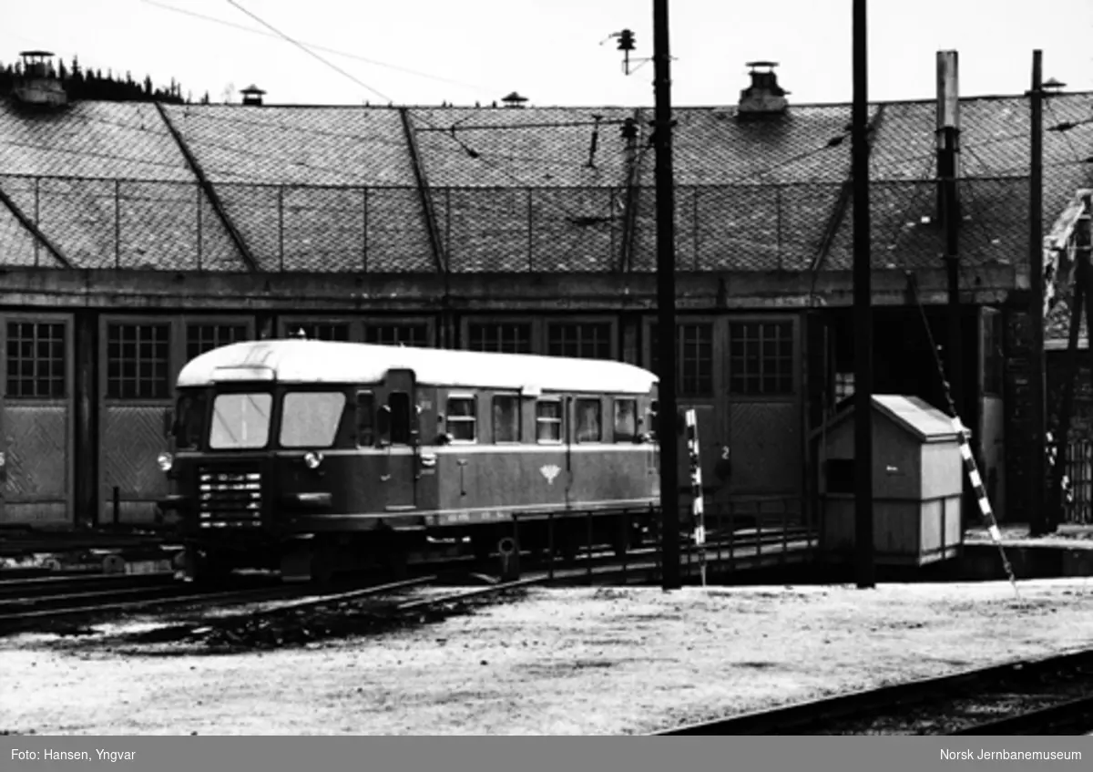 Motorvogn BM 87 01 kjører ut av lokomotivstallen på Ål stasjon