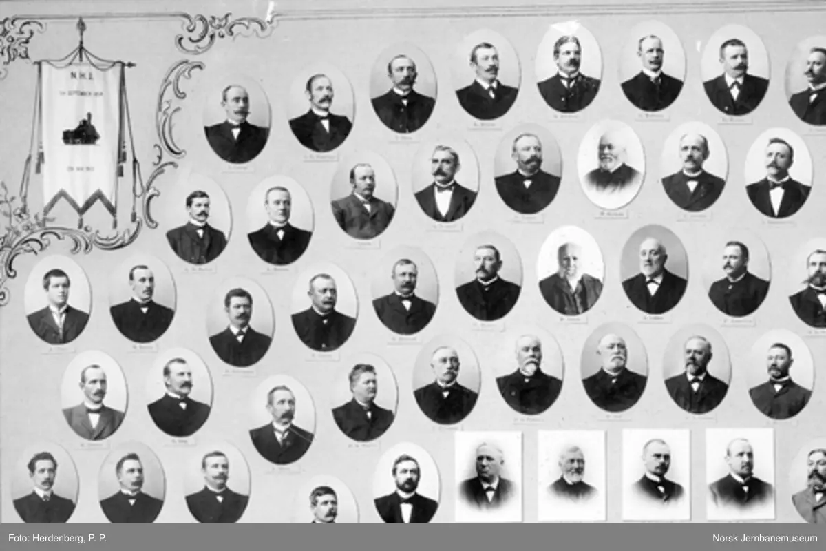 Fotomontasje med Hovedbanens lokomotivpersonale, to faner og Oslo Ø og Eidsvoll stasjoner