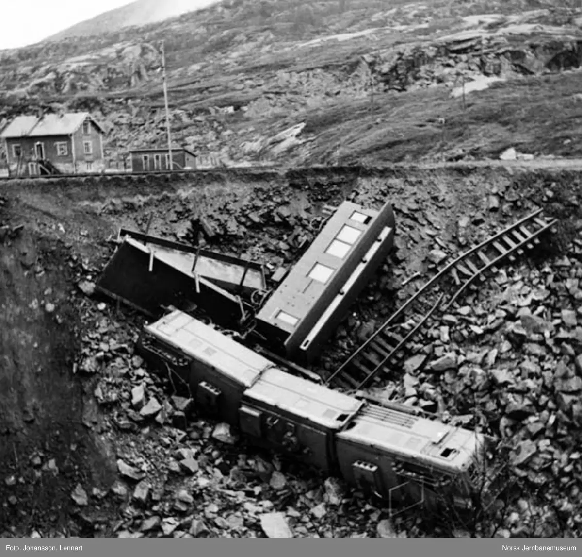 Avsporet arbeidstog på Sørdalsfyllingen km 30,6