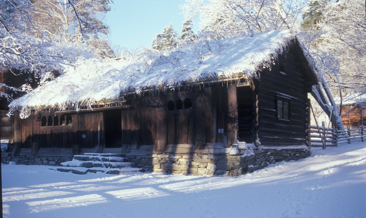 STUE FRA KJELLEBERG I VALLE, CA. 1650-1700
Overført til museet 1912, gjenoppført 1913 

Huset består av to stuer, “gamlestog”, årestua, og “nyestog”– stua med peis og vinduer. Da årestua ble bygd i 1650-årene hadde den tre rom: stue, forstue og kove. Huset ble utvidet med “nyestog” tidlig på 1700-tallet. Der årestuas forstue og kove hadde vært ble det nå en gang mellom stuene, med trapp opp til et loft over ”nyestog”. Loftet avløste fjøstrevet som soveplass for ungdommen.

(Tekst hentet fra By og bygd 43, 2010)