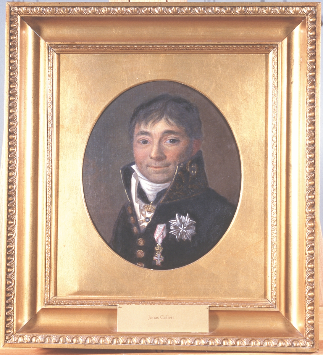 Portrett av Jonas Collett. Mørk uniform, to ordner på uniformen, en orden i bånd rundt halsen.