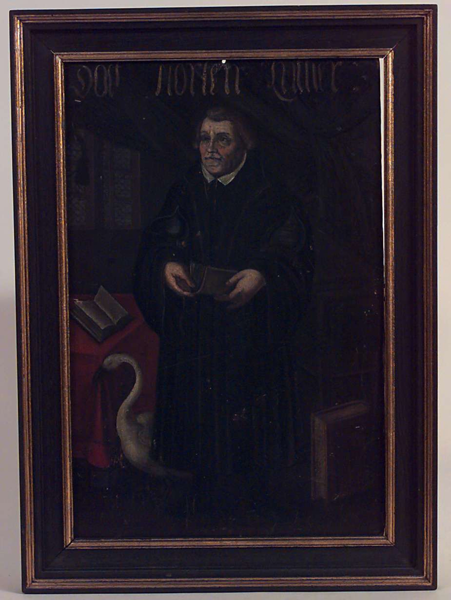 Martin Luther i kirkeinteriør. Helfigur.