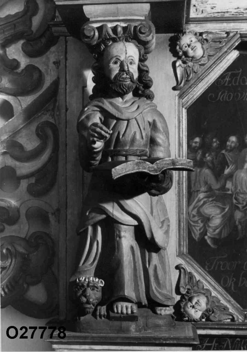 Nattverden er fremstilt i hovedfeltet som er flankert av Markus og Lukas. Toppstykket som skildrer oppstandelsen er flankert av Matteus og Johannes. Øverst troner Kristus som Salvator Mundi (verdens frelser) med en klode i hånden. Englehoder og hermefigurer med bladfliker i stedet for armer dekorerer tavlen. 
