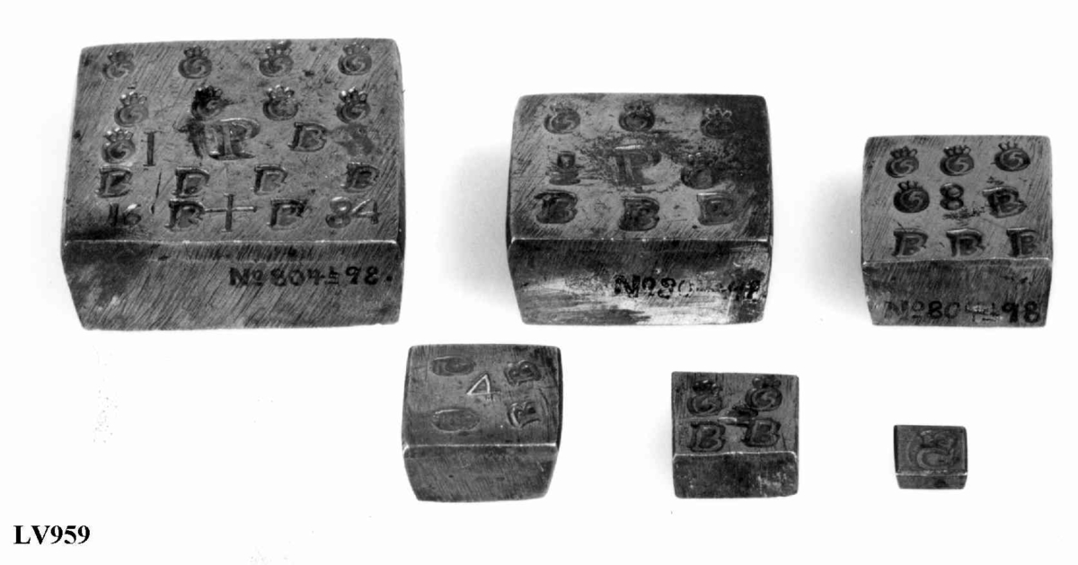 Vektlodd stemplet 1684. Vekter i messing, etui i tre.