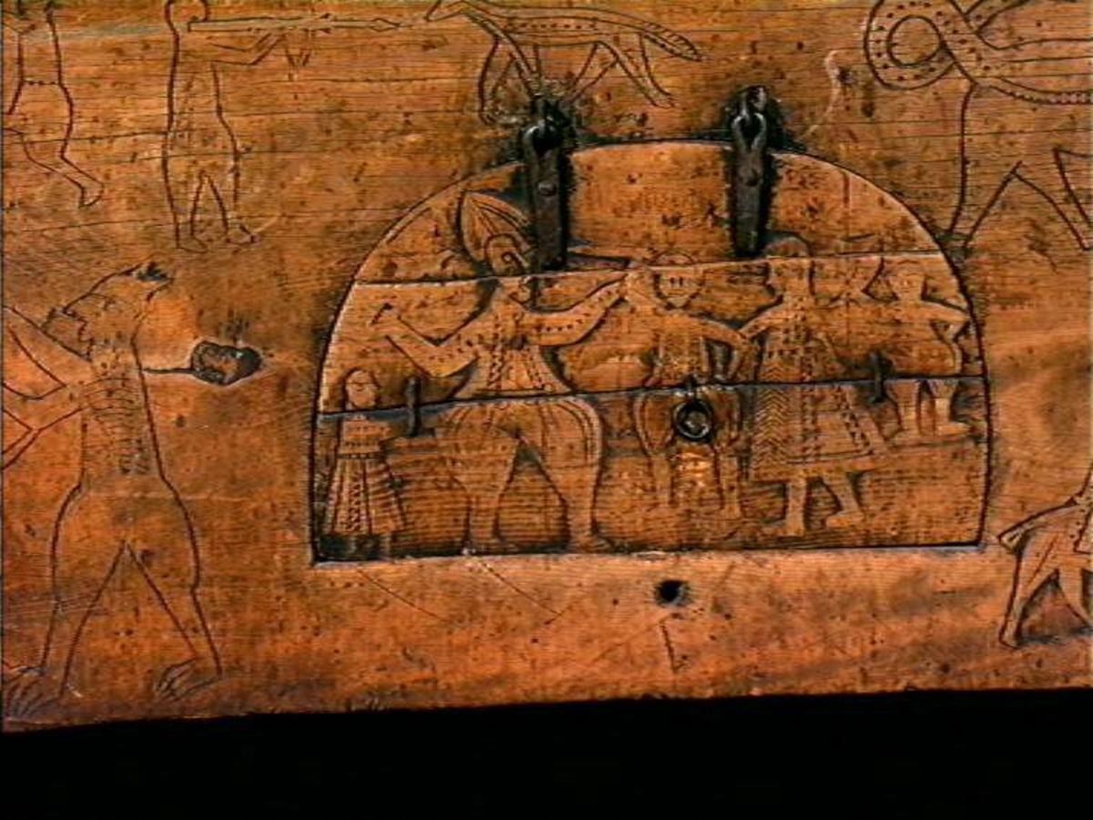 Bordplate og sider til bordet et laget av én tømmerstokk. Bendelene er skåret som formen til innsiden og sikret med dømlinger. Bordet har en frontside  med skurd og rispet dekor med middelalderspreg. Frontsiden har også en bueformet luke med hengsling nedtil. Undersiden er hvert dekket, så eneste inngang er fra luken. Bordet er ubehandlet.