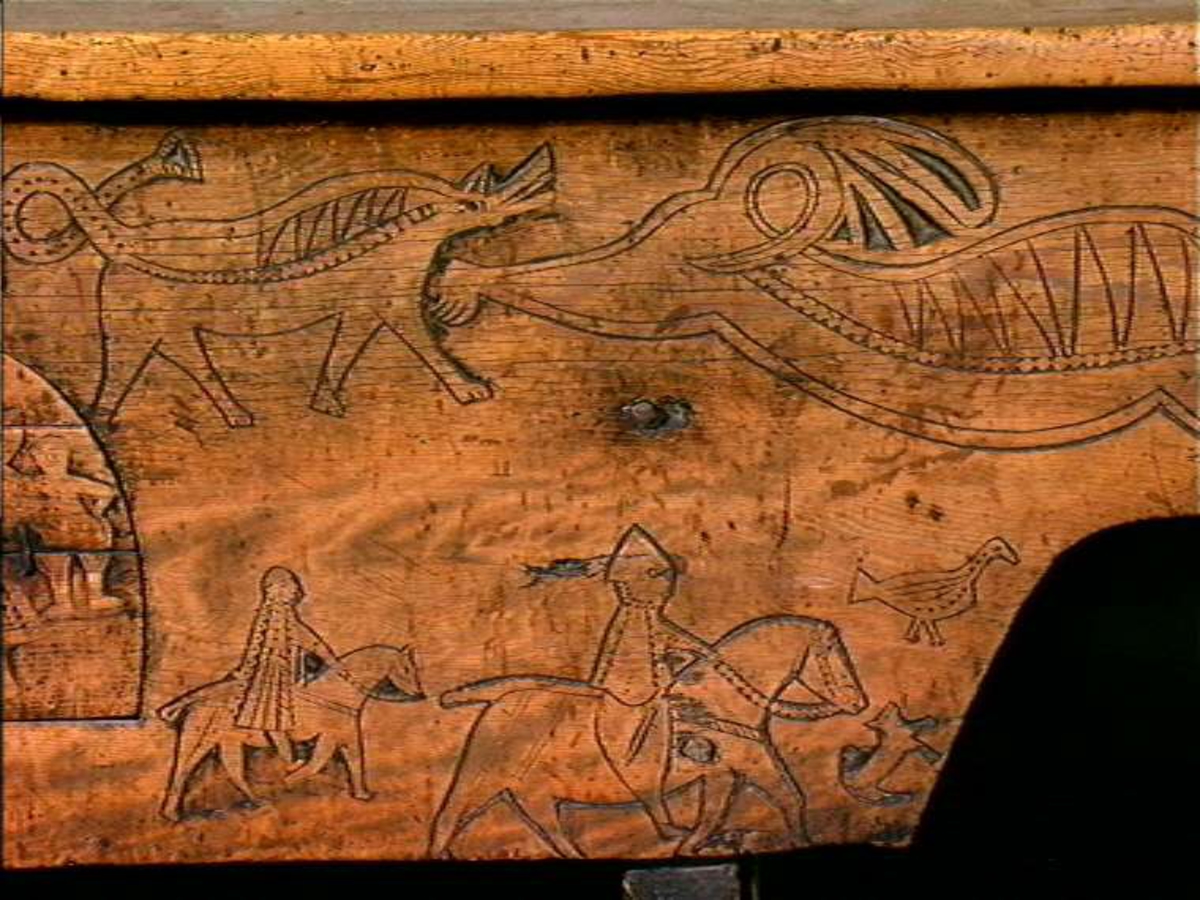 Bordplate og sider til bordet et laget av én tømmerstokk. Bendelene er skåret som formen til innsiden og sikret med dømlinger. Bordet har en frontside  med skurd og rispet dekor med middelalderspreg. Frontsiden har også en bueformet luke med hengsling nedtil. Undersiden er hvert dekket, så eneste inngang er fra luken. Bordet er ubehandlet.