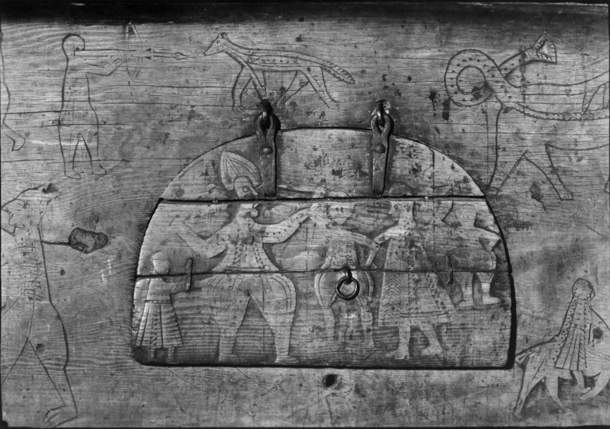 Bordplate og sider til bordet et laget av én tømmerstokk. Bendelene er skåret som formen til innsiden og sikret med dømlinger. Bordet har en frontside  med skurd og rispet dekor med middelalderspreg. Frontsiden har også en bueformet luke med hengsling nedtil. Undersiden er hvert dekket, så eneste inngang er fra luken. Bordet er ubehandlet.