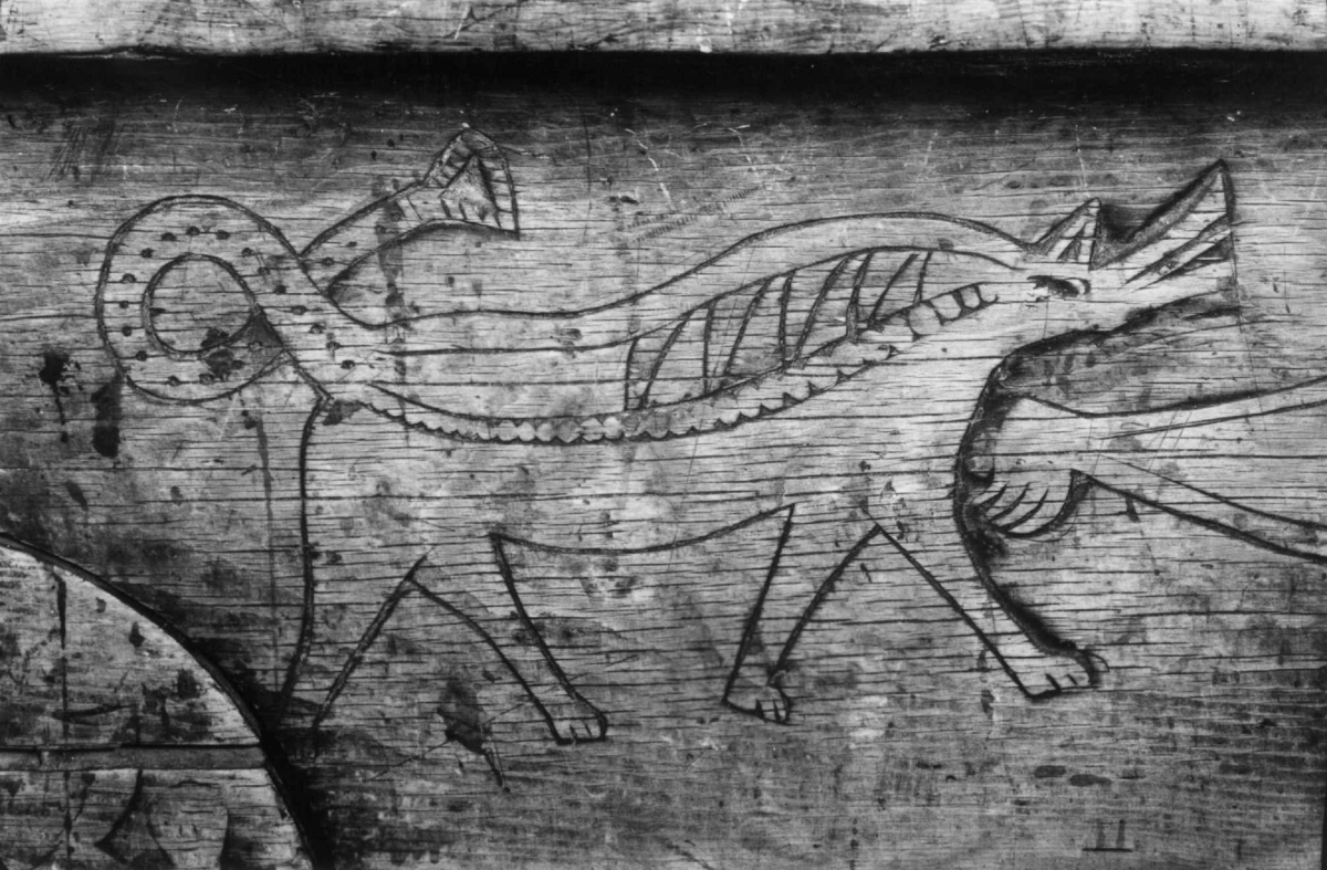 Bordplate og sider til bordet et laget av én tømmerstokk. Bendelene er skåret som formen til innsiden og sikret med dømlinger. Bordet har en frontside  med skurd og rispet dekor med middelalderspreg. Frontsiden har også en bueformet luke med hengsling nedtil. Undersiden er hvert dekket, så eneste inngang er fra luken. Bordet er ubehandlet.