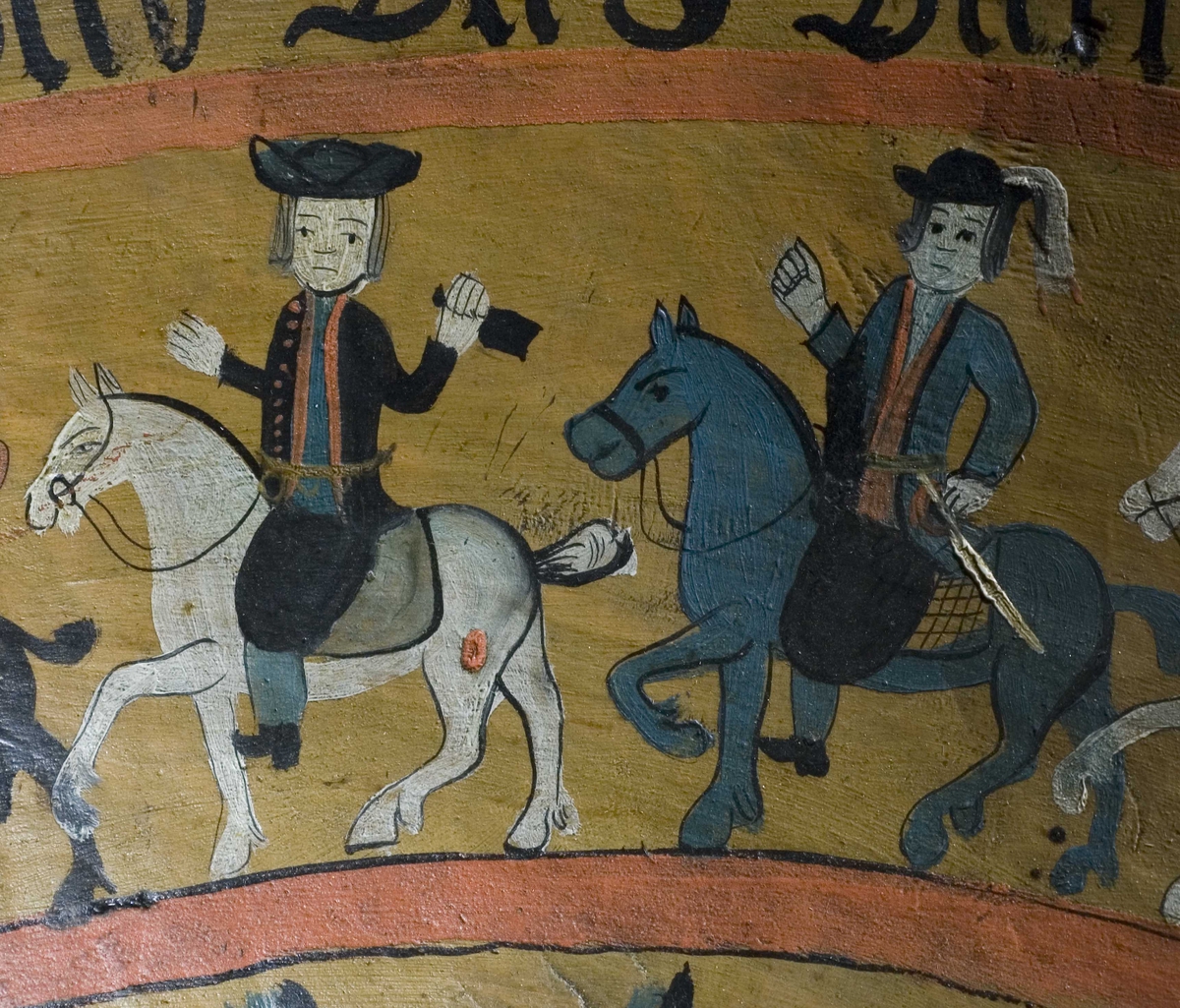 Innvendig malt bruderei, på utsiden billedskurd med fremstillinger av Samson som slår ihjel 1000 filistre, Daniel Olaf Strangessøn og Habor Roland og hedningen Ferakund, Holger Danske og Burman.