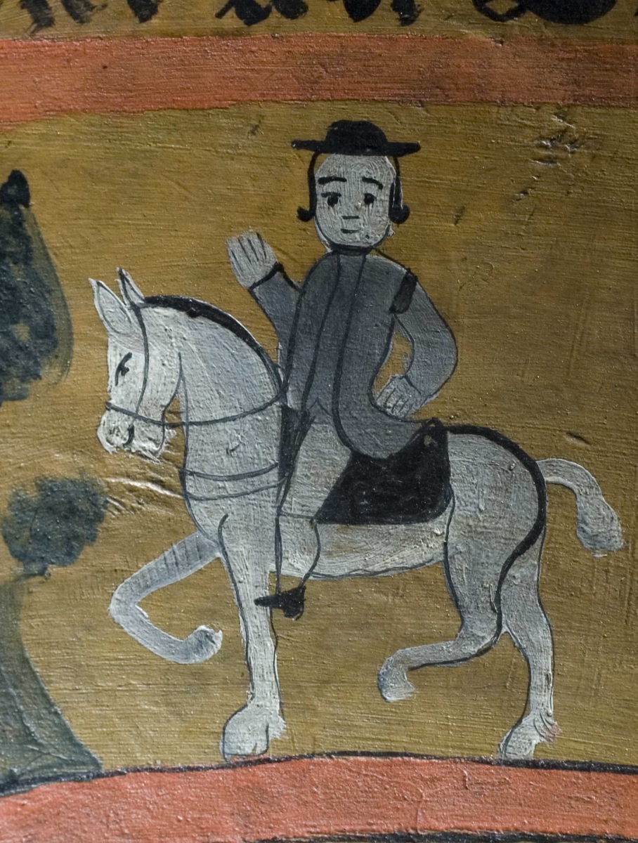 Innvendig malt bruderei, på utsiden billedskurd med fremstillinger av Samson som slår ihjel 1000 filistre, Daniel Olaf Strangessøn og Habor Roland og hedningen Ferakund, Holger Danske og Burman.