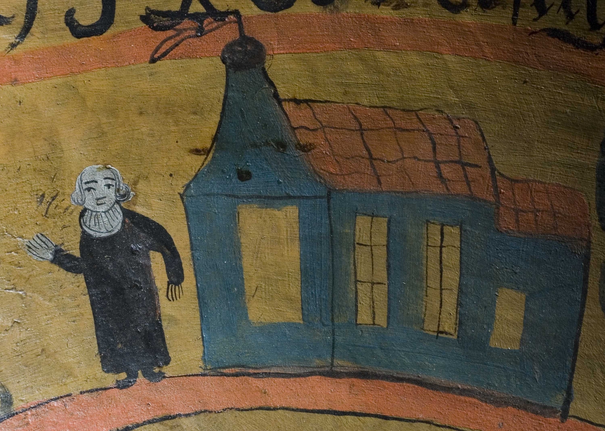 Innvendig malt bruderei, på utsiden billedskurd med fremstillinger av Samson som slår ihjel 1000 filistre, Daniel Olaf Strangessøn og Habor Roland og hedningen Ferakund, Holger Danske og Burman.