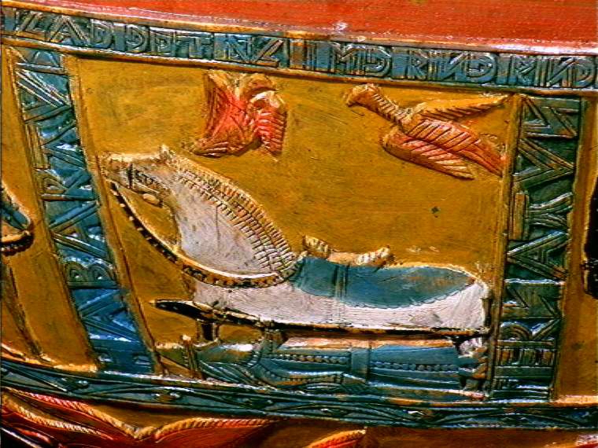 Innvendig malt bruderei, på utsiden billedskurd med fremstillinger av Samson som slår ihjel 1000 filistre, Daniel Olaf Strangessøn og Habor Roland og hedningen Ferakund, Holger Danske og Burman.