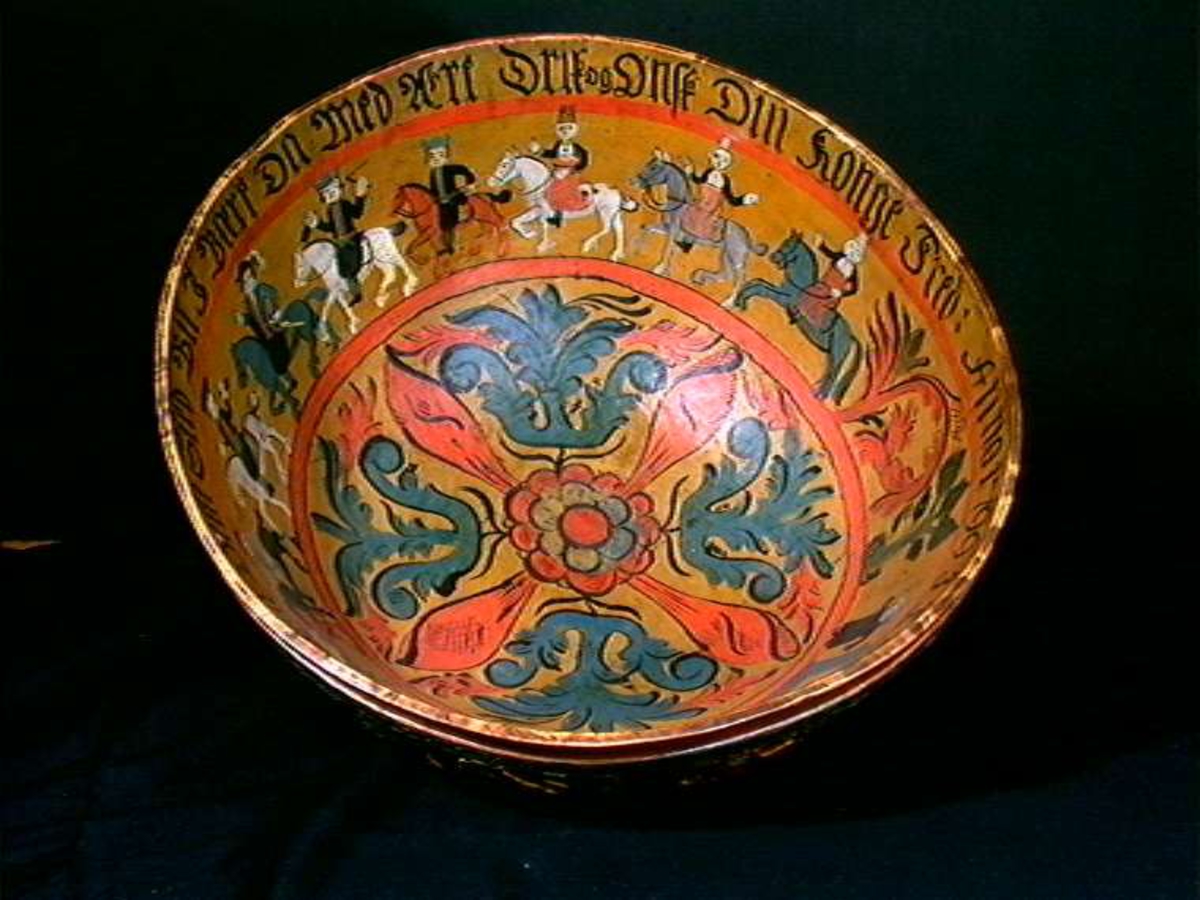 Innvendig malt bruderei, på utsiden billedskurd med fremstillinger av Samson som slår ihjel 1000 filistre, Daniel Olaf Strangessøn og Habor Roland og hedningen Ferakund, Holger Danske og Burman.