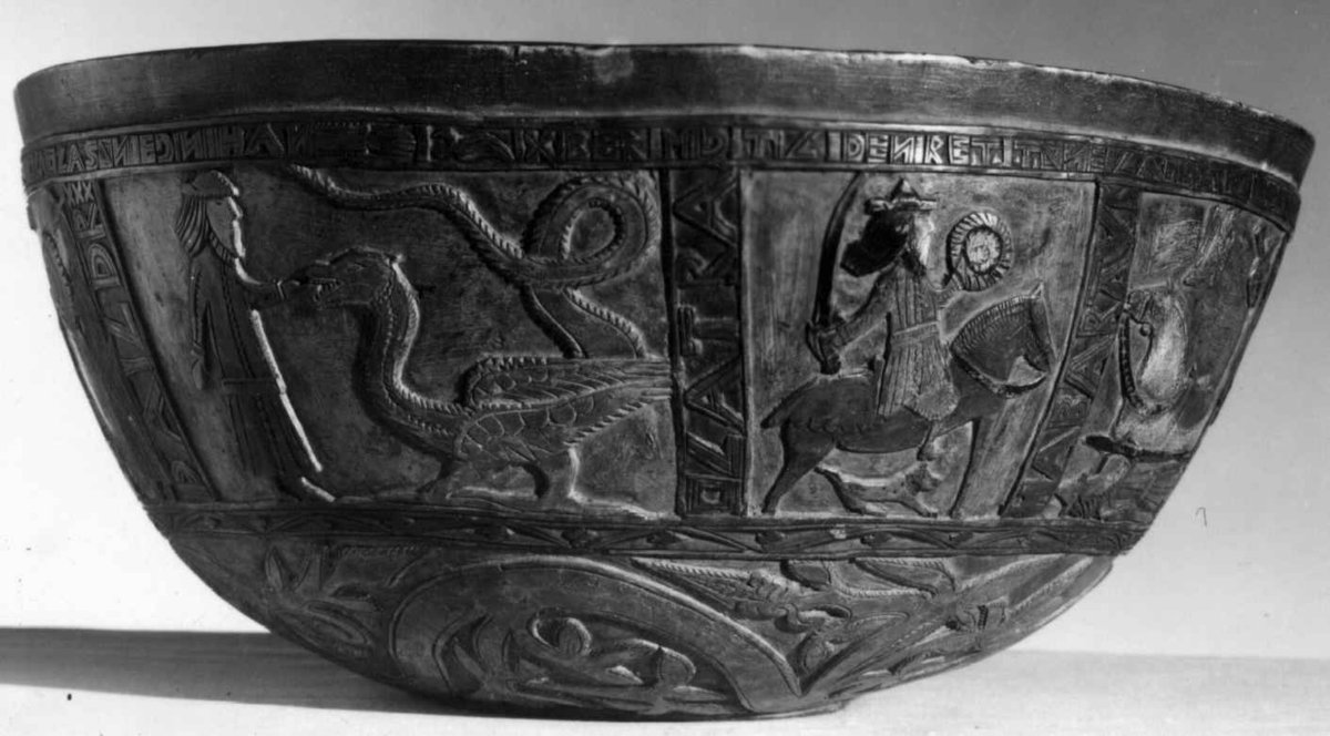 Innvendig malt bruderei, på utsiden billedskurd med fremstillinger av Samson som slår ihjel 1000 filistre, Daniel Olaf Strangessøn og Habor Roland og hedningen Ferakund, Holger Danske og Burman.