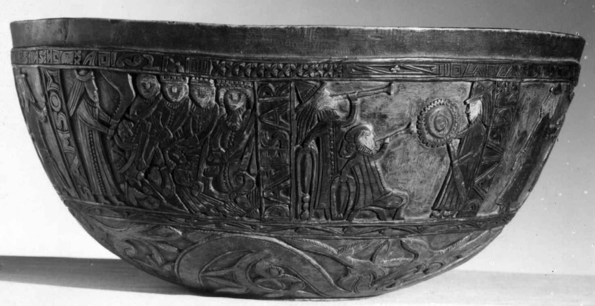 Innvendig malt bruderei, på utsiden billedskurd med fremstillinger av Samson som slår ihjel 1000 filistre, Daniel Olaf Strangessøn og Habor Roland og hedningen Ferakund, Holger Danske og Burman.