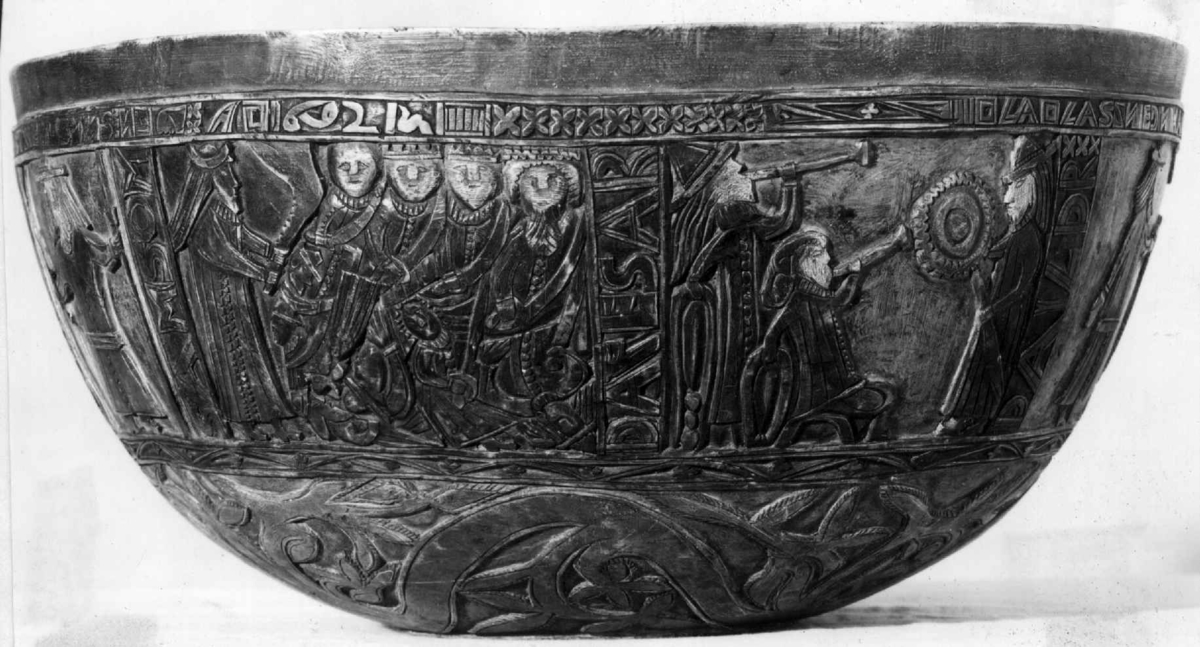 Innvendig malt bruderei, på utsiden billedskurd med fremstillinger av Samson som slår ihjel 1000 filistre, Daniel Olaf Strangessøn og Habor Roland og hedningen Ferakund, Holger Danske og Burman.