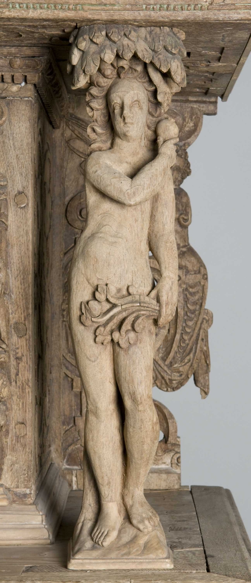 Rektangulært skap med skåret ornamentikk i flere deler. Øvre skap med to dører og gesims. Nedre skap med en klaff fremstilt som to dører. Skapdelene står på en sokkel med fire ben. Tympanon på øvre skap. Skapet ble opprinnelig brukt som skjenk med åpen klaff for å servere drikkevarer til gjester.
På overskapet i dørfyllinger er utskåret motiv fra gamle testament: "Samsons kamp med løven" og "Samson bærer bort Gazas byport". På underskap i fyllinger: "Samson slår filisterne med asenkjeven" og "Samson og Dalila". Dørene blir flankert av hermenpilaster. Mellom fyllinger på overskap aedikula med dyden "kjærlighet".  Som karyatide og atlant to utskårete figuerer "Adam og Eva" ved overskap. 
Klassiske profiler med eggstav, perlestav og tannsnitt. Beslagverkornament på skapsidene, gesimsens underside og profil på underskap. 
Utskårete hoder av løver, engler, kvinner, masker på gesimsens underside og profil på underskap. Sidebrett med hermer, portretter i medaljonger og beslagverk. Sokkelen består av dreide og utskårete ben, holdt av en ramme, Forsidens blending er dekorert med utskårete figurer og ornamenter i ørebruskstil.
Flere deler er sekundære.