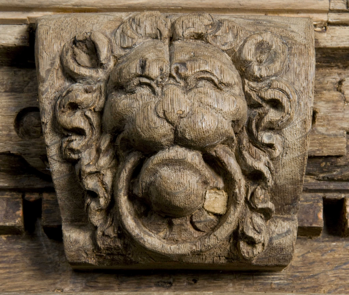 Rektangulært skap med skåret ornamentikk i flere deler. Øvre skap med to dører og gesims. Nedre skap med en klaff fremstilt som to dører. Skapdelene står på en sokkel med fire ben. Tympanon på øvre skap. Skapet ble opprinnelig brukt som skjenk med åpen klaff for å servere drikkevarer til gjester.
På overskapet i dørfyllinger er utskåret motiv fra gamle testament: "Samsons kamp med løven" og "Samson bærer bort Gazas byport". På underskap i fyllinger: "Samson slår filisterne med asenkjeven" og "Samson og Dalila". Dørene blir flankert av hermenpilaster. Mellom fyllinger på overskap aedikula med dyden "kjærlighet".  Som karyatide og atlant to utskårete figuerer "Adam og Eva" ved overskap. 
Klassiske profiler med eggstav, perlestav og tannsnitt. Beslagverkornament på skapsidene, gesimsens underside og profil på underskap. 
Utskårete hoder av løver, engler, kvinner, masker på gesimsens underside og profil på underskap. Sidebrett med hermer, portretter i medaljonger og beslagverk. Sokkelen består av dreide og utskårete ben, holdt av en ramme, Forsidens blending er dekorert med utskårete figurer og ornamenter i ørebruskstil.
Flere deler er sekundære.