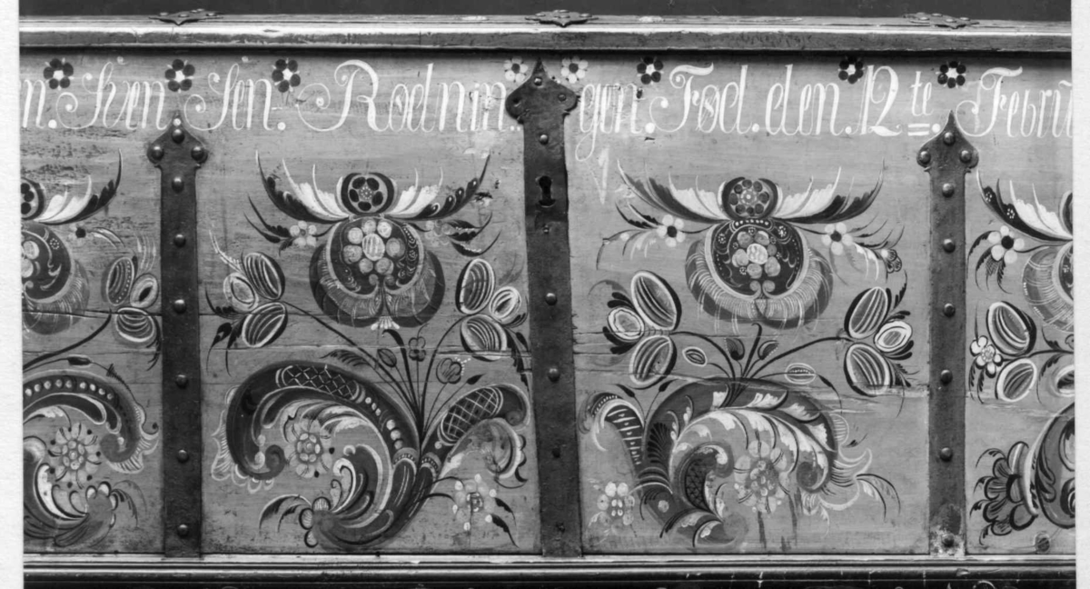 Rosemalt kiste med svakt buet lokk. Løs sokkel. Leddik. Bemalt innvendig.