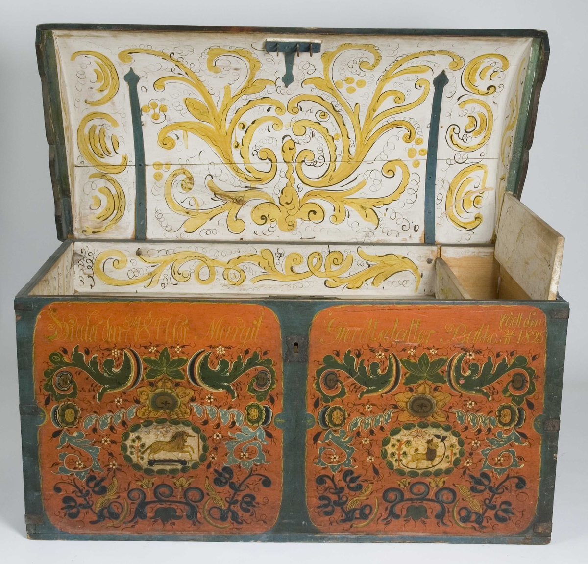 Buet lokk, rosemalt. Kartusjer med enhjørning og norsk løve.