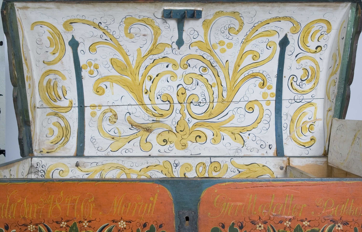 Buet lokk, rosemalt. Kartusjer med enhjørning og norsk løve.