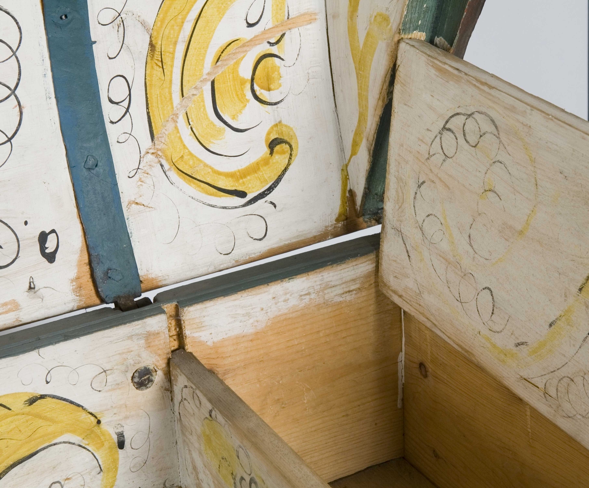 Buet lokk, rosemalt. Kartusjer med enhjørning og norsk løve.