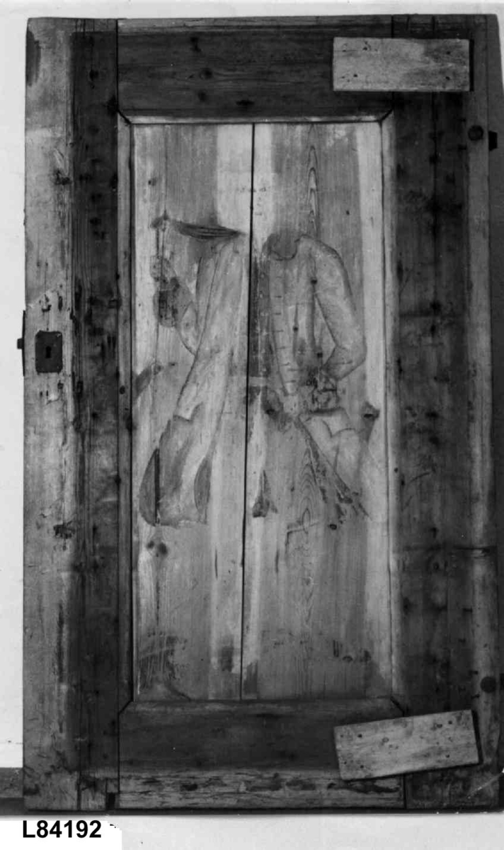 Øverst sittende spillemann og liten gutt, et par hånd i hånd og nederst blomstervase og blomster i brunt og blått. Baksiden stående mann i rød frakk. 