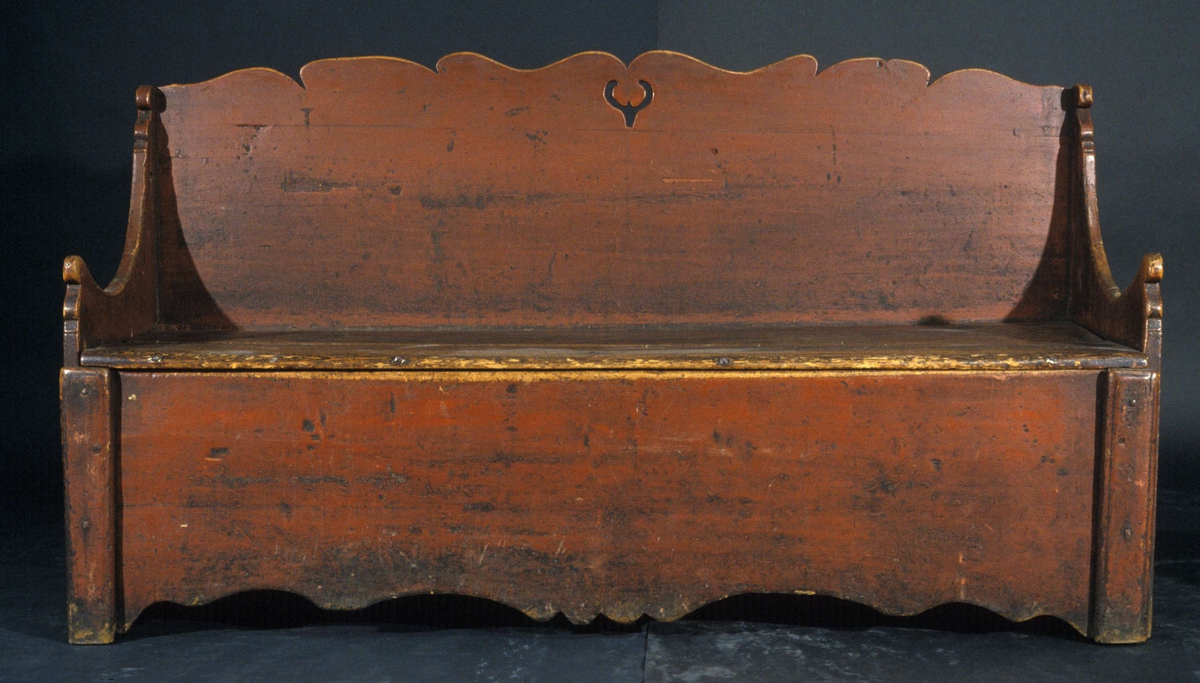 Slagbenk med utrekkbar front.