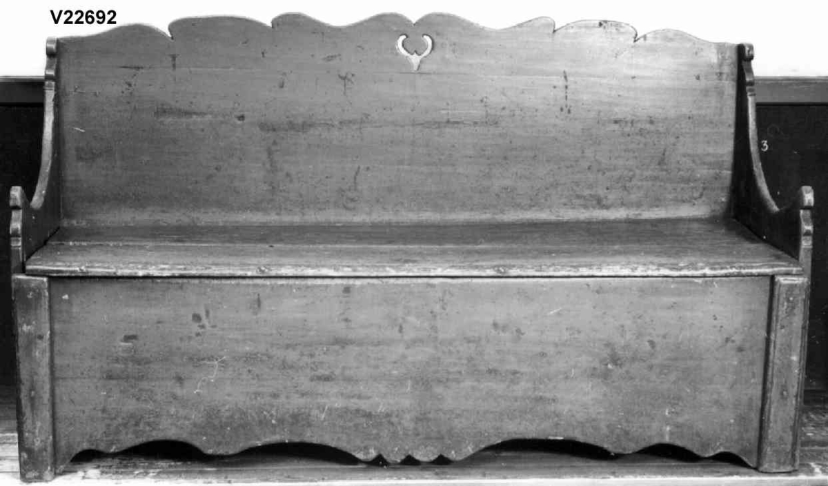 Slagbenk med utrekkbar front.