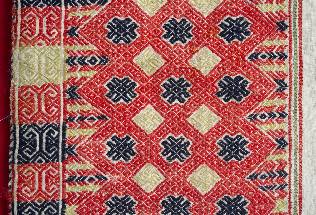 Kinnlag med dekor av broderi.