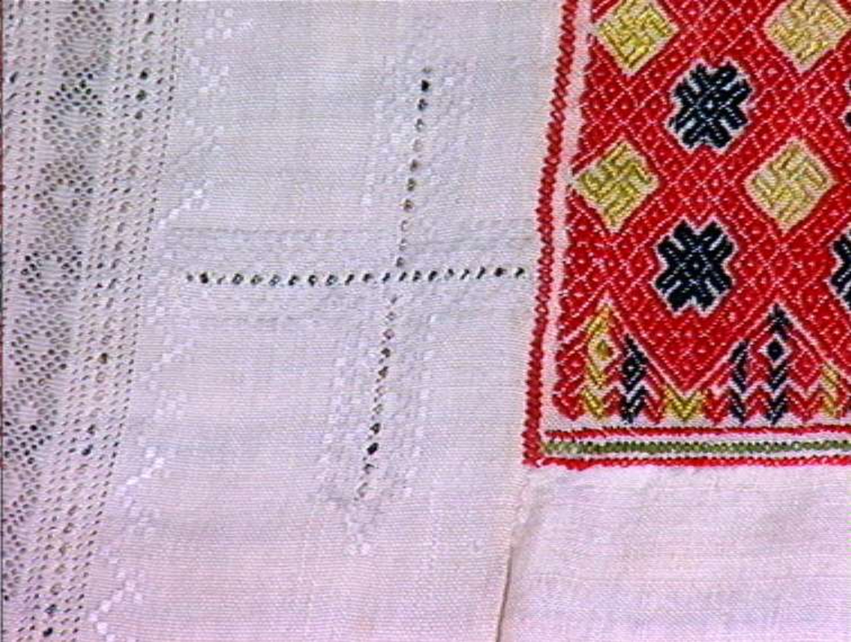 Kinnlag med dekor av broderi.