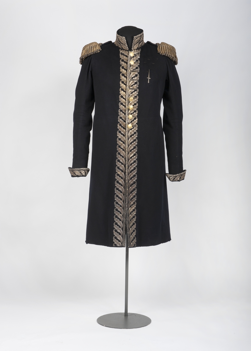 Mørkblå frakk med dekor av metallbroderi.