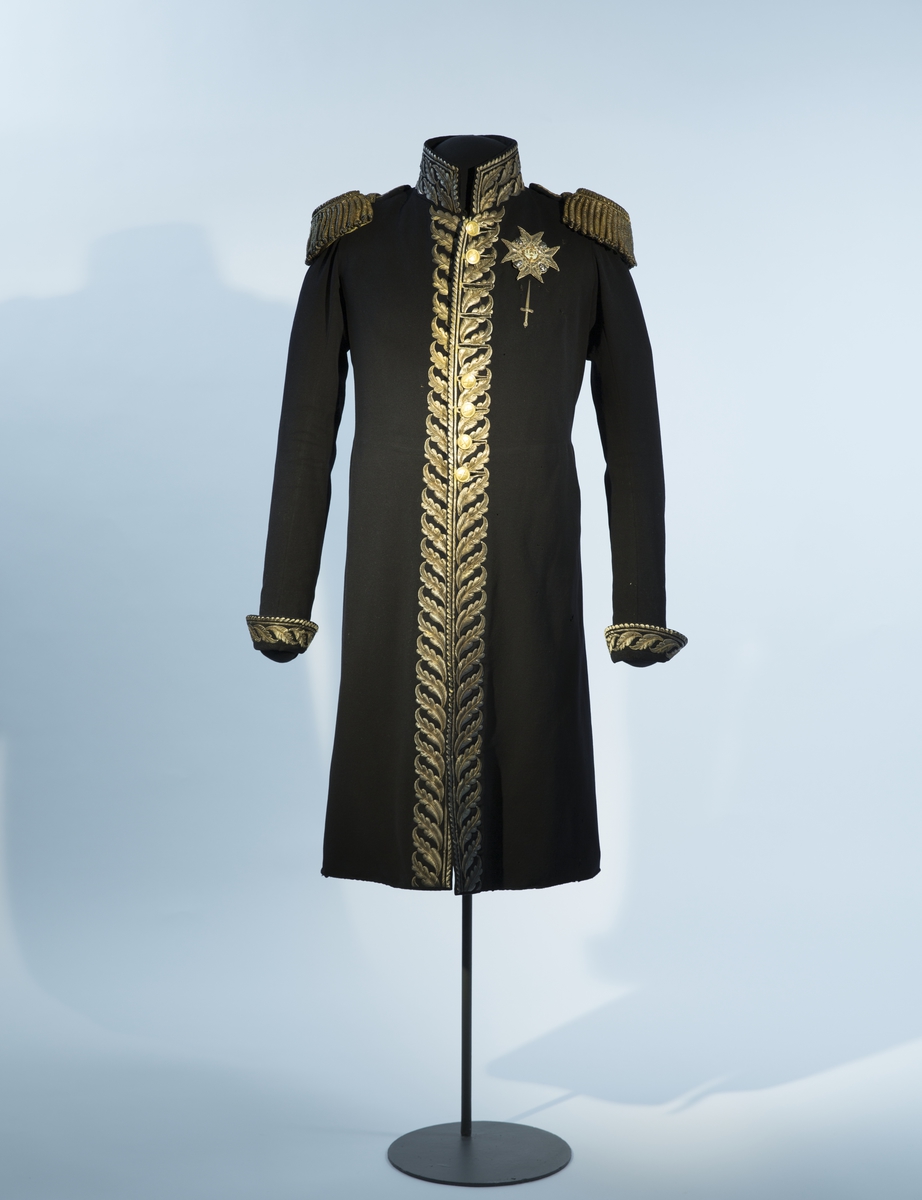 Mørkblå frakk med dekor av metallbroderi.