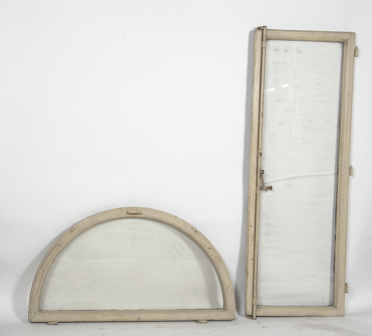 Vindu i flere deler. En montert vinduskarm. To rektangulære vindusrammer og en bueformet vindusramme med glass. Tre profilerte gerikter hvorav en er bueformet, fire utforinger med lister, to geriktklosser og en list.