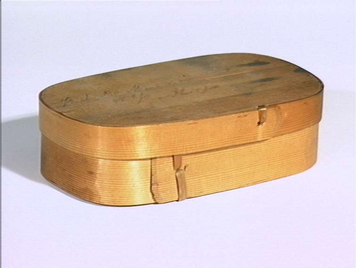 En øskje og tre gjerder til leke bondegård.