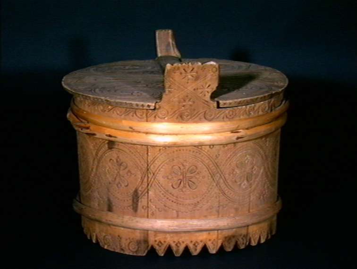 Furustaver, 2 gjorder av bjørk, høye ører, sider og lokk med aviforsiringer, underkant med spisse tunger,  to løse gjorde, merker etter hank, under bunnen merket GOD 1828 eller 1828,