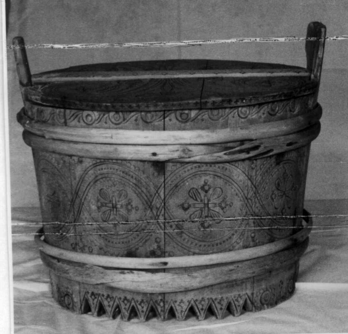 Furustaver, 2 gjorder av bjørk, høye ører, sider og lokk med aviforsiringer, underkant med spisse tunger,  to løse gjorde, merker etter hank, under bunnen merket GOD 1828 eller 1828,