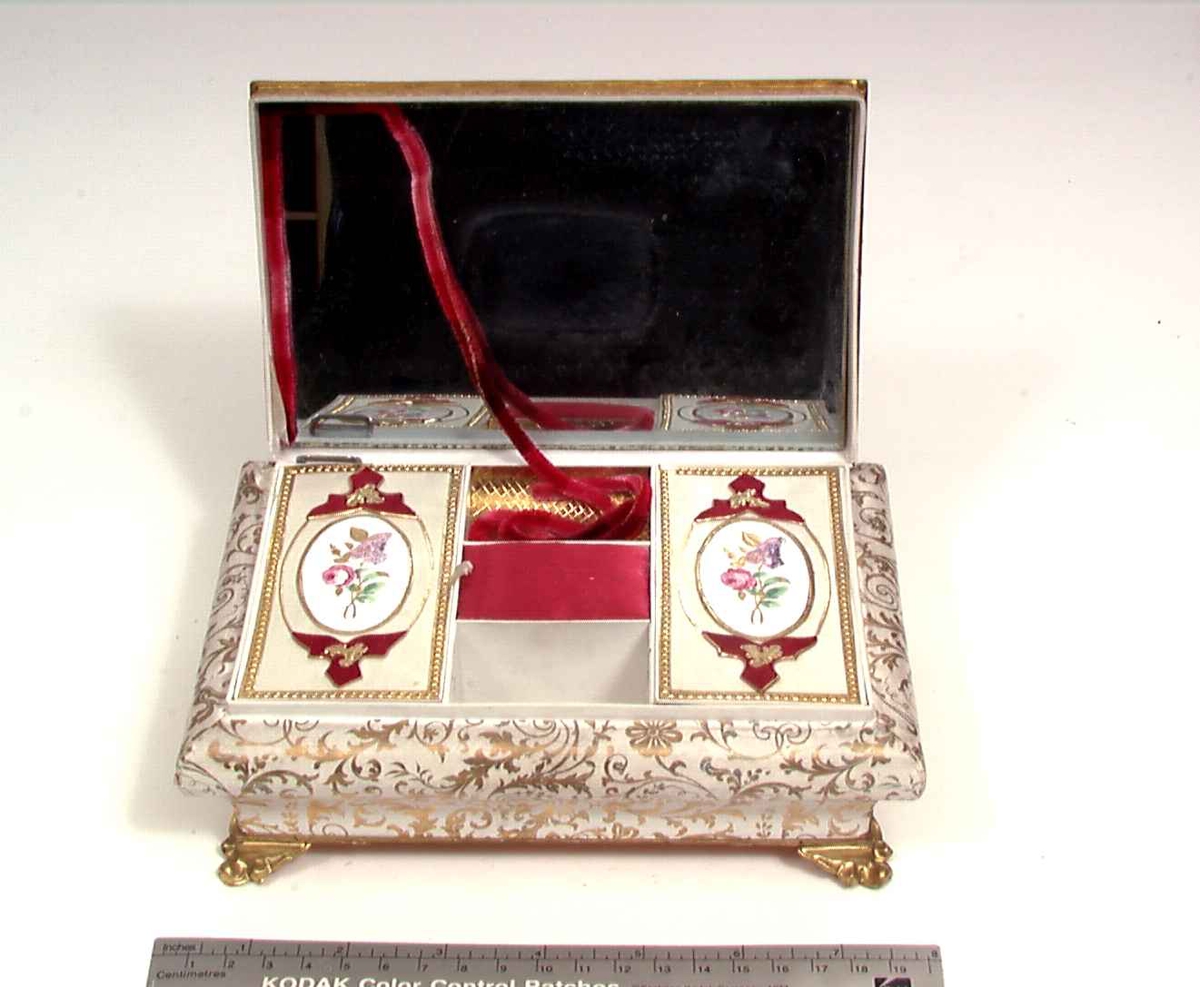 Skrin med speil i lokket. Trykket motiv på utsiden.