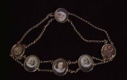 Halskjede med medaljonger