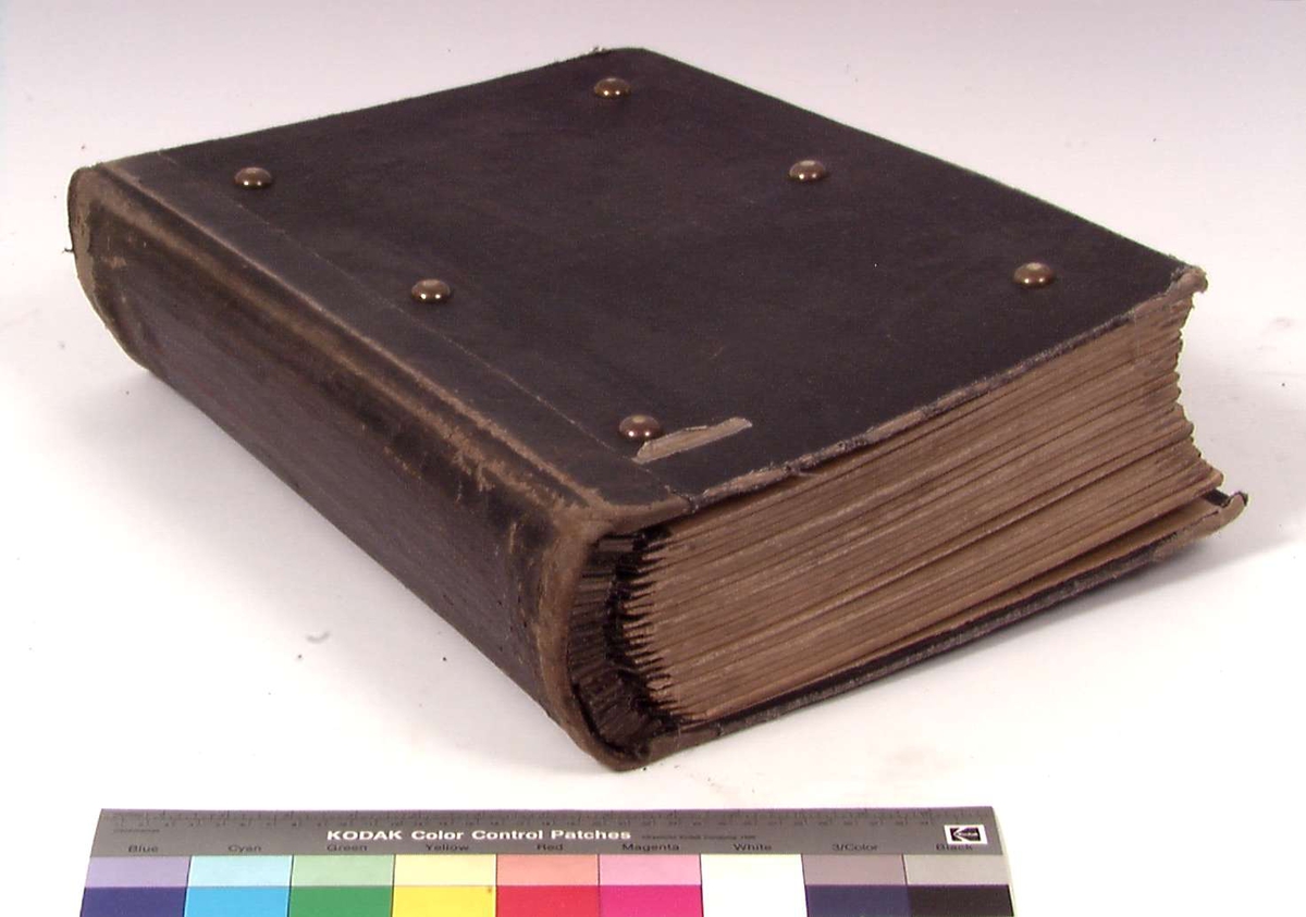 Bok med prøver på møbelstoff