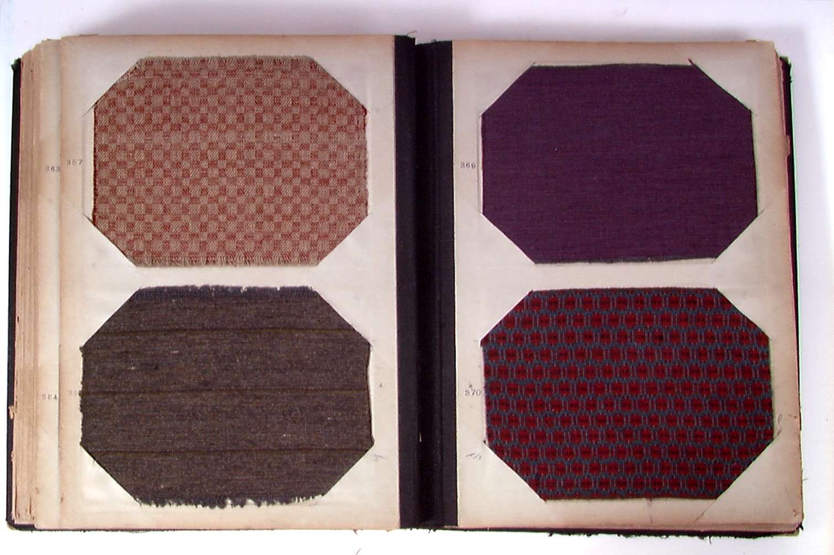 Bok med prøver på møbelstoff