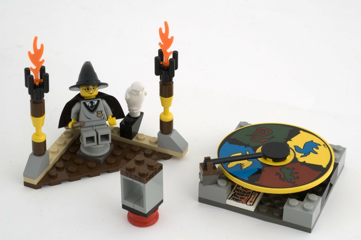 Lego beregnet på barn i alderen 6-10 år. 
Ett sett er bygd ferdig, men museet har byggesettet i originalpakning. Legosettet har nr.  4701. Nummeret indikerer hvilken del av den totale Harry Potter-borgen lego-settet tilhører. 