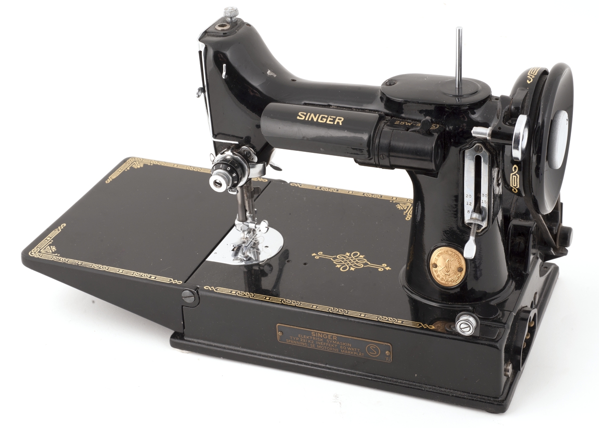 Symaskin med monterbar pedal i svart koffert. Løs innsats i kofferten med sysaker og instruksjonshefte. 