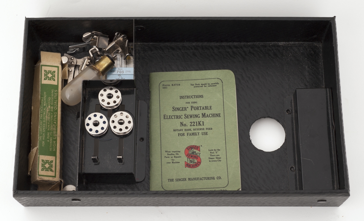 Symaskin med monterbar pedal i svart koffert. Løs innsats i kofferten med sysaker og instruksjonshefte. 
