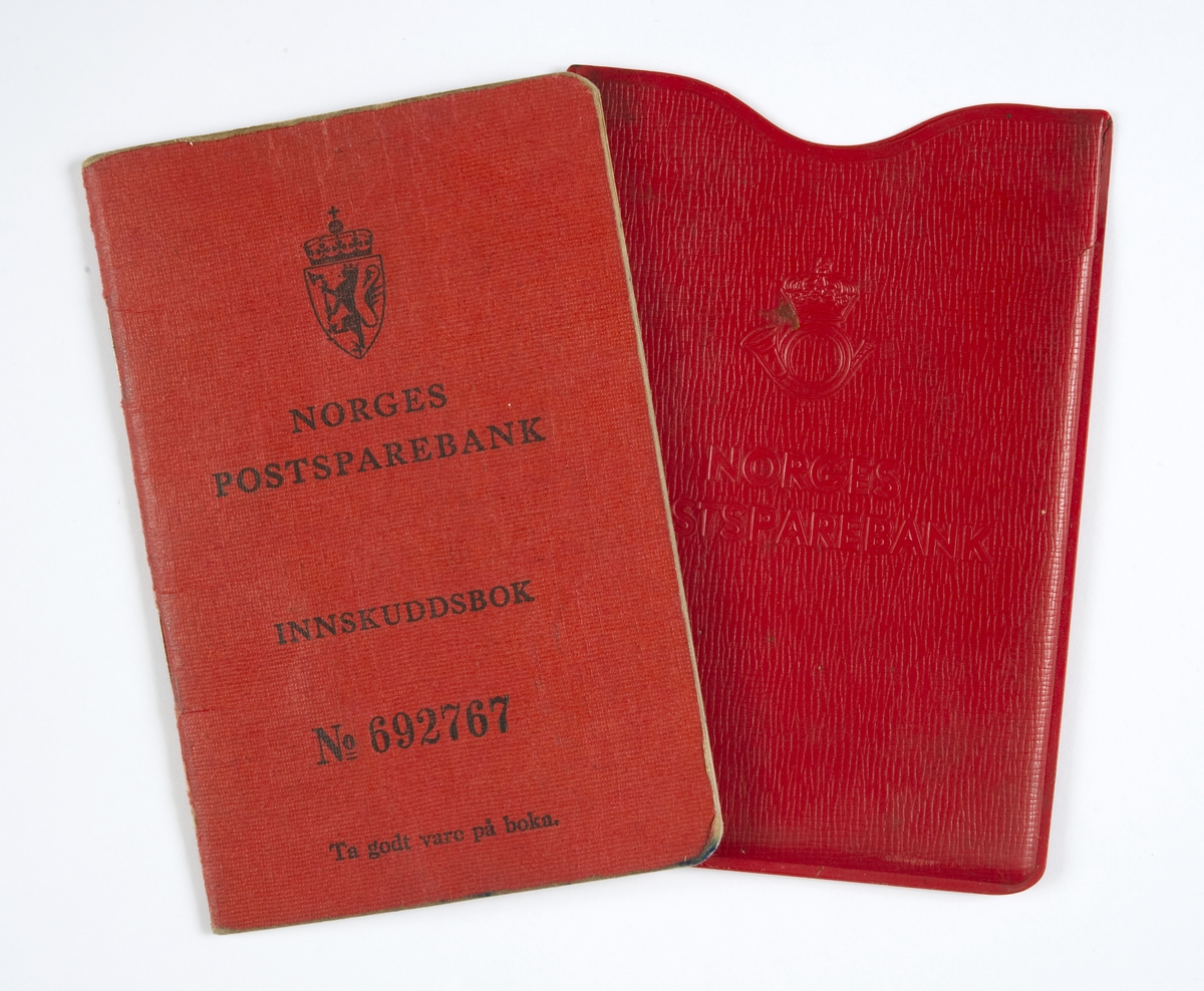 Postsparebankbok i plastfutteral.