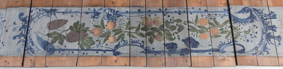 Rom fra Li 

Himling:
Himlingen har dekormalerier i rokokko av engler, blomster- og fruktranker.
Den består av 66  bord, nummerert fra 1-54. 12 av bordene er skjøtet og består av 2 likt nummererte deler. Dette gjelder bord med følgende nummer: 33, 34, 35, 36, 39, 40,41, 42, 43, 44, 45, 54. Himlingen er videre delt i to seksjoner; Bord 1-28 og 29-54. Seksjon 1-28 har 3 seksjoner med dekormalerier og er 265 cm bred, mens 29-54 har 4 seksjoner dekormalerier og er 345 cm bred.

Brystning:
Fyllingspanel, 8 plater med dekormalte speil hvorav 5 stk. er ca 300 cm brede. 1 plate 204 cm bred. 1 plate 162 cm bred og 1 er 178. Høyde 79.

Listverk: 
Store mengder listverk i forskellige dimensjoner. Mange av listene er marmorerte og mye er brukt til å kle takbjelker.

Dører, vinduer og karmer: 
- 2 stk. fyllingsdører med karmer og beslag, hvor en har terskel og gerikter monert fast på karmen. 
- 3 stk. vinduskarmer med påmontert gerikter. 6 tilhørende vindusrammer.

Tapeter:
Håndkolorert tapet bestående av 16 deler i varierende størrelse. Tapetet er malt på lerret, og de større stykkene består av flere deler som er sydd sammen. 10 av de 16 delene er montert på masoniteplater med papir mellom tapetet og platen. Resten er rullet. 6 av platene er 174 cm høye og 104 cm brede. 4 plater er 16 cm høye og 153 cm brede. Sammenrullet tapeter er ca 165 cm høye. Av disse er ett stykke 5 m bredt, ett er 190 cm bredt,  ett er 132 cm bredt og ett mindre stykke er 110 cm bredt x 38 cm høyt. I tillegg kommer en rekonstruksjon på 30 cm bredde og en liten avrevet lapp.