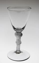 Glass fra Nøstetangen glassverk på Norsk Folkemuseum