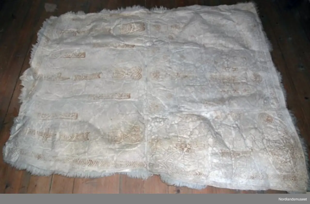 Skinnfellen er dekorert med ulike fellmønster. Kors, rosett, ulike border, hjerte, sløyfe m.m. 6 av fellmønstrene finnes i samlingen av fellstempel FA.G.00695 (Bilde 3-8 + se referanser). De tre mønstrene på bilde 9-11 har vi ikke fellstemplene til.