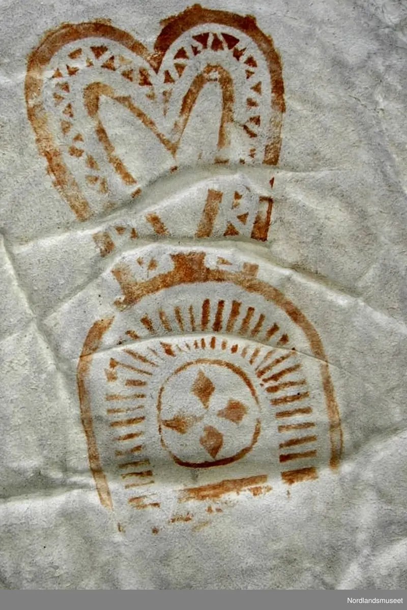 Skinnfellen er dekorert med ulike fellmønster. Kors, rosett, ulike border, hjerte, sløyfe m.m. 6 av fellmønstrene finnes i samlingen av fellstempel FA.G.00695 (Bilde 3-8 + se referanser). De tre mønstrene på bilde 9-11 har vi ikke fellstemplene til.