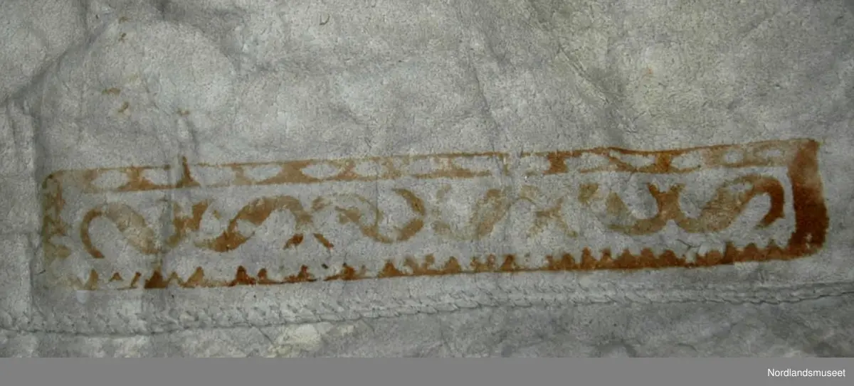 Skinnfellen er dekorert med ulike fellmønster. Kors, rosett, ulike border, hjerte, sløyfe m.m. 6 av fellmønstrene finnes i samlingen av fellstempel FA.G.00695 (Bilde 3-8 + se referanser). De tre mønstrene på bilde 9-11 har vi ikke fellstemplene til.